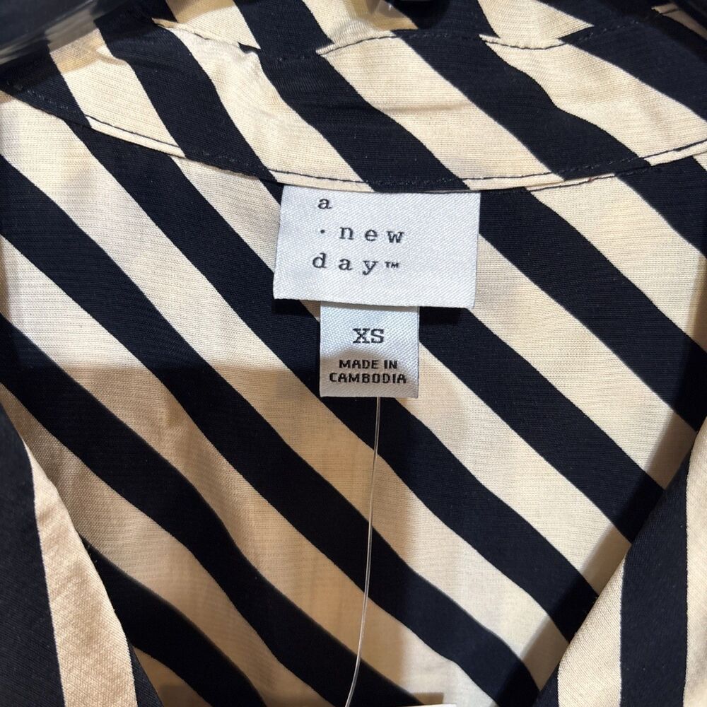 A New Day Women Button Up Front Blouse Stripe V neck XS Black/Tan Chest 41" NWT - Picture 3 of 5